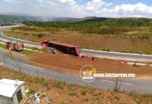 SERRA DO SALITRE/CATIARA: ATUALIZADO – Mais um acidente é registrado na curva da morte na Br.146. Um motorista invadiu a contramão de direção, chocou contra a mureta de concreto interditando parte da pista, uma equipe do SAMU esteve no local e socorreu o motorista.