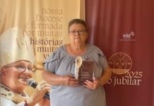 Homenagem especial! Paróquia Santa Cruz homenageia Maria Terezinha Ferreira Tiago por trajetória de fé e serviço.